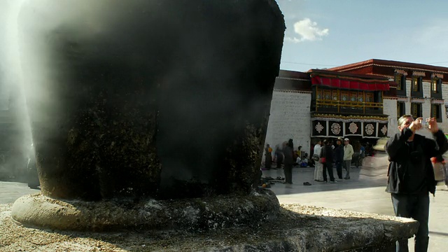 人们和香炉大昭寺外，拉萨，西藏，中国视频素材