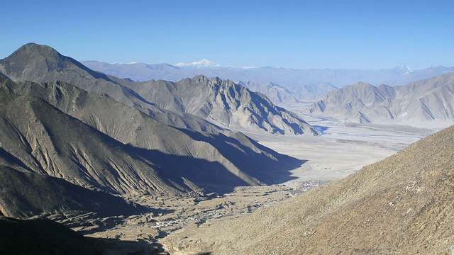 中国西藏，太阳从山峦和山谷中升起视频素材