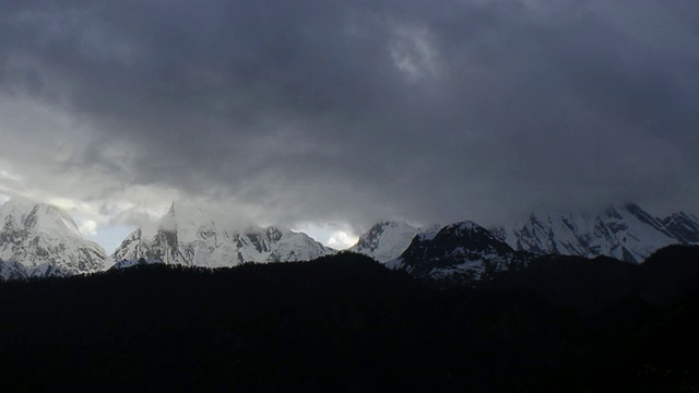 中国西藏，雅鲁藏布江，日落时，云团飘过雪山视频素材