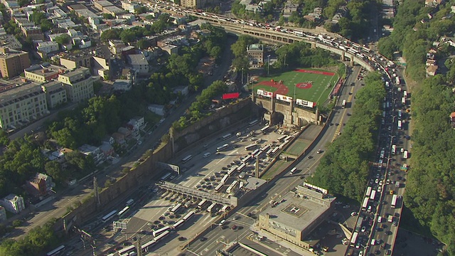 WS鸟瞰图城市与曼哈顿天际线在距离进入和退出林肯隧道入口/ Weehawken，新泽西州，美国视频素材