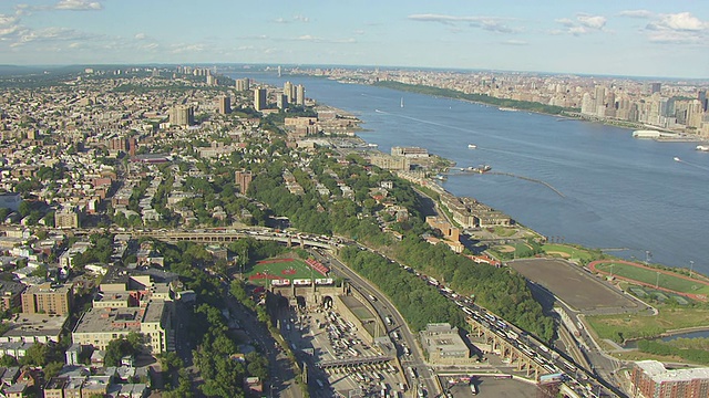 纽约市鸟瞰图与曼哈顿天际线在远处/ Weehawken，新泽西州，美国视频素材