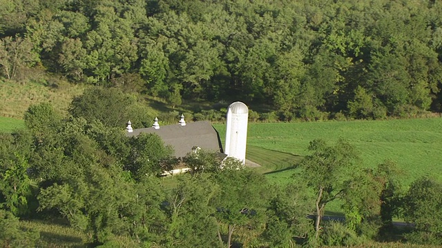 从Kittatinny Mountains到Lake Hopatcong / New Jersey的农场航拍图视频素材