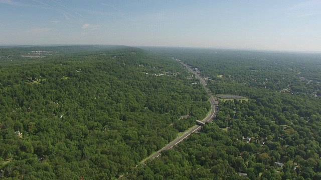 高速公路和房屋的WS鸟瞰图/ Bound Brook，新泽西州，美国视频素材