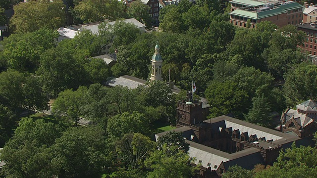 MS AERIAL ZO从拿骚大厅到普林斯顿大学/美国新泽西州普林斯顿视频素材