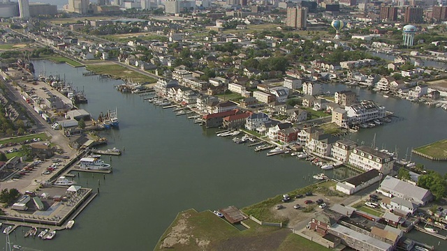 Absecon Inlet和Gardeners Basin Marina / Atlantic City的WS鸟瞰图，新泽西州，美国视频素材