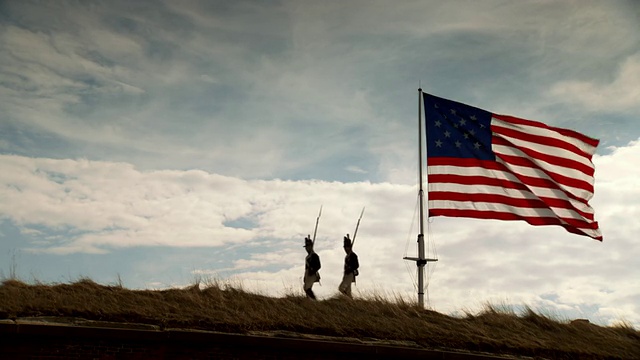 美国马里兰州巴尔的摩市麦克亨利堡(Fort McHenry / Baltimore)上空升起星条旗后，两名美国士兵列队离开视频素材