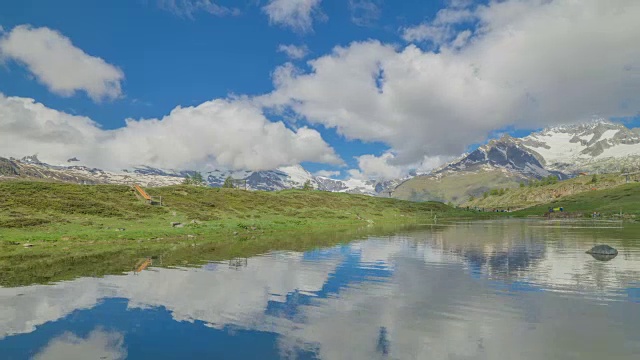 瑞士桑内加地区的Leisee湖(热门旅游目的地)的延时拍摄视频素材