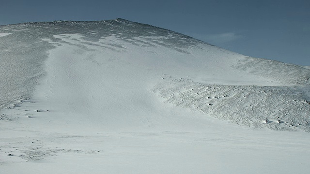 风吹着雪堆在斯奈费尔斯半岛的山坡上。视频素材