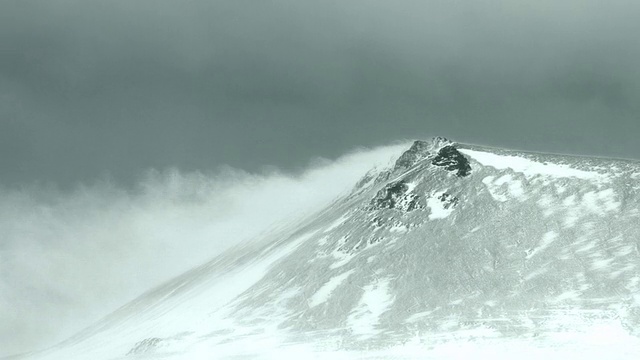 雪从冰岛斯奈费尔斯半岛的山峰上吹下来。视频素材