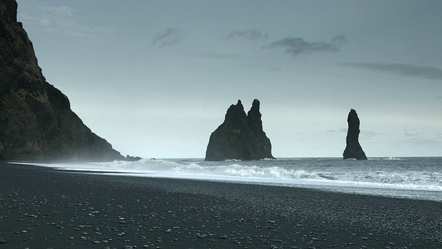 海浪翻滚到冰岛南部雷尼斯德拉加海堤附近的海滩上。视频素材