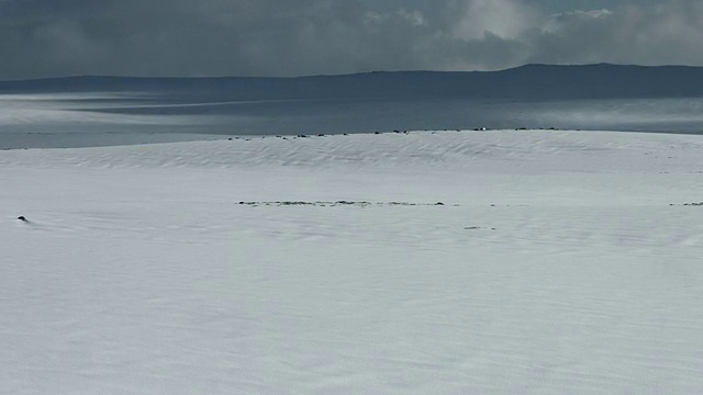 在冰岛的Snaefellsnes地区，云层在雪景上飞驰。视频素材