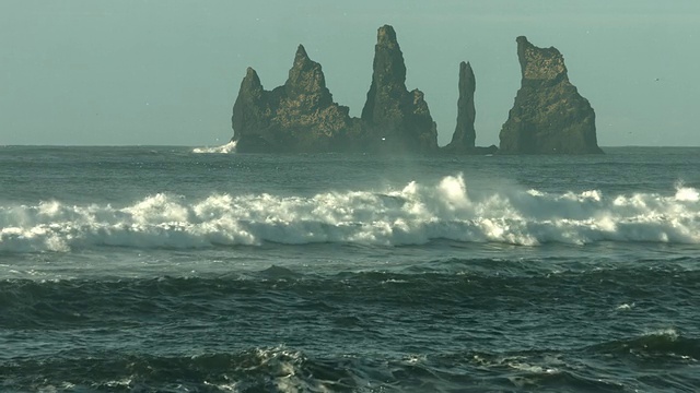 海浪翻滚到冰岛南部雷尼斯德拉加海堤附近的海滩上。视频素材