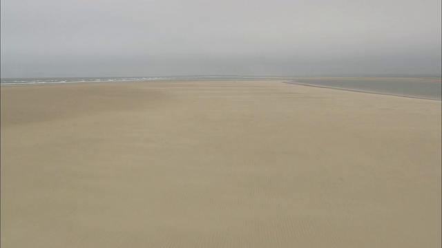 在Holkham湾海滩上空快速低空飞行视频素材