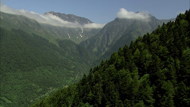 法国和西班牙边境上的比利牛斯山视频素材