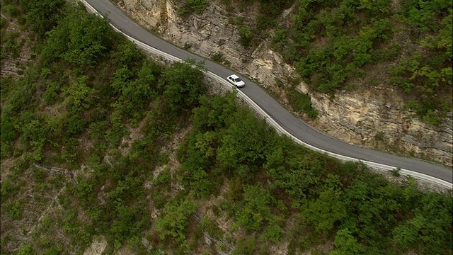 D9沿着陡峭的悬崖行驶的道路视频素材