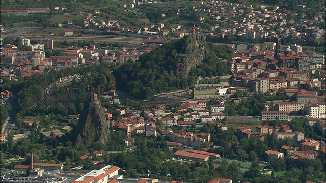 Le Puy和Saint Michel d ' aiguilhe On Rock视频素材