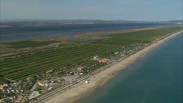 马赛兰(Marseillan)的《半岛葡萄园》(Vineyards On Peninsula)视频素材