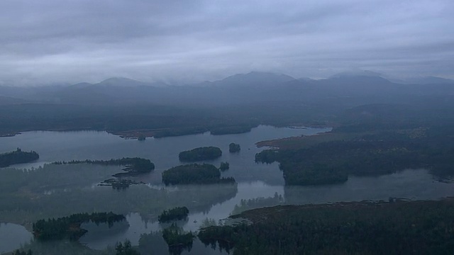 湖泊、森林和低云视频素材