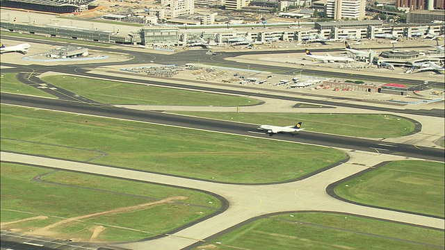 汉莎航空从法兰克福机场起飞视频素材