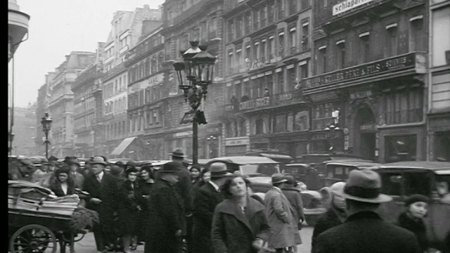 B/W 1927年繁忙的巴黎街道，行人在人行道上行走+街道上的交通/巴黎，法国视频素材