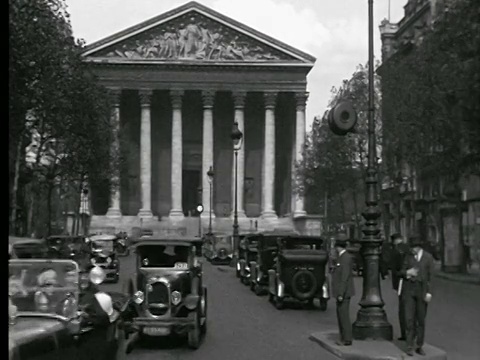 1927年，法国巴黎，Eglise de la Madeleine + Rue Royale，前景交通+人群视频素材