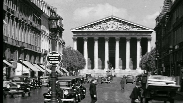 1927年法国巴黎，皇家街尽头的Eglise de la Madeleine，前景中交通+人群视频素材