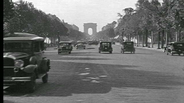 背景中是香榭丽舍大道(Avenue des Champs-Elysees)和凯旋门(Arc de Triomphe)上20世纪20年代的交通状况视频素材