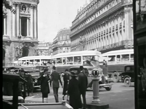 B/W 1927繁忙的街道，交通+行人/法国巴黎视频素材