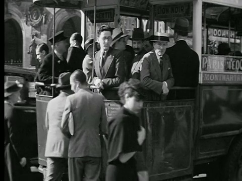 1927年PAN人登上拥挤的公交车/法国巴黎(跳切)视频素材