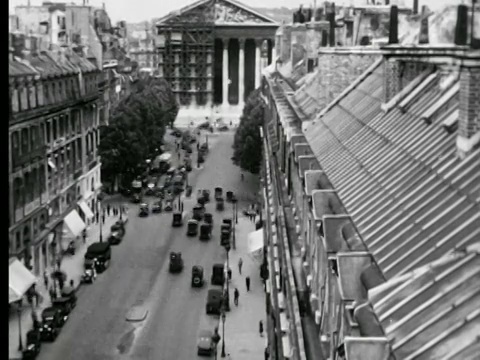 背景/法国，1927年高角度时间延时交通在Rue Royale / La Madeleine(被脚手架半覆盖)视频素材