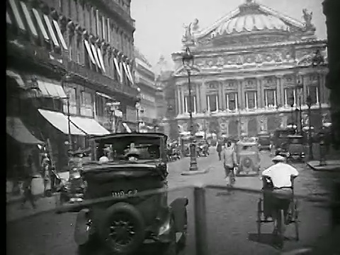 从巴黎歌剧院大道上的停车处看1926年的车，向法国巴黎歌剧院加尼埃驶去视频素材