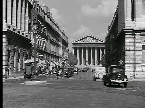 1936年，法国巴黎，在交通繁忙的皇家街尽头的Eglise de la Madeleine视频素材