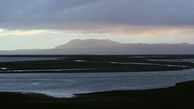 冰岛火山的水和黑沙时光流逝视频素材