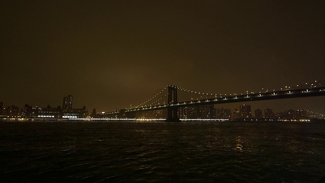 夜景俯瞰东河和曼哈顿大桥。视频素材