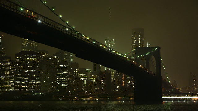 夜景俯瞰东河和布鲁克林大桥。视频素材