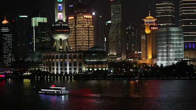 黄浦江上一艘船的夜景。视频素材