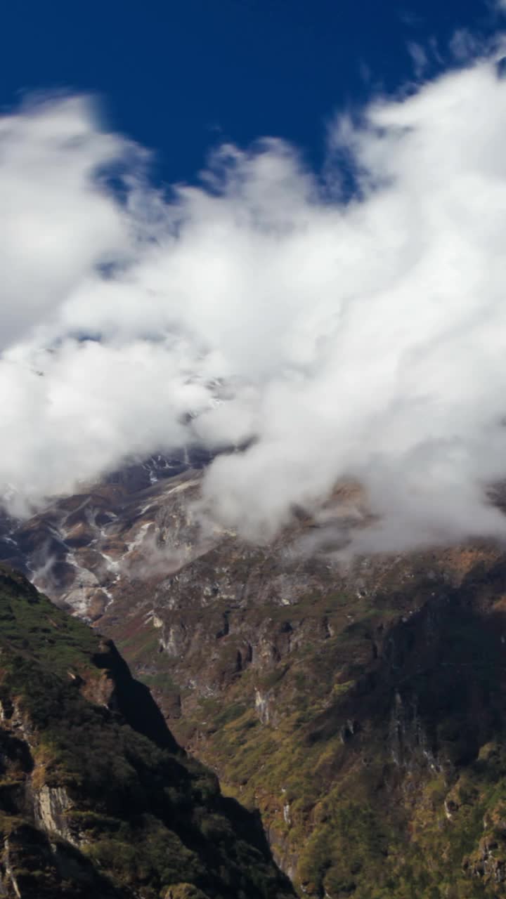 在喜马拉雅山脉周围移动的云的垂直延时拍摄。视频素材