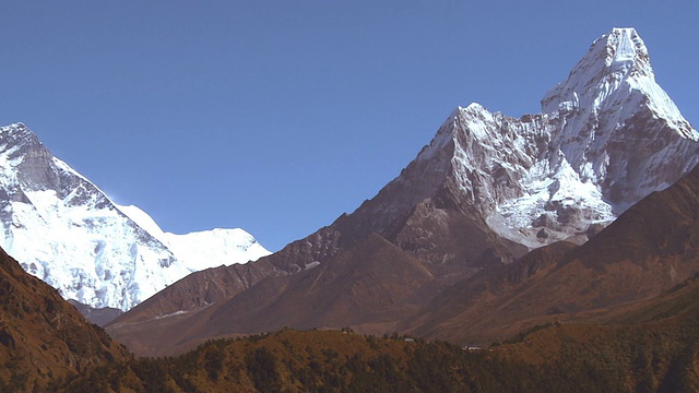 尼泊尔喜马拉雅山上的阿玛达布拉姆和Lhotse全景图。视频素材