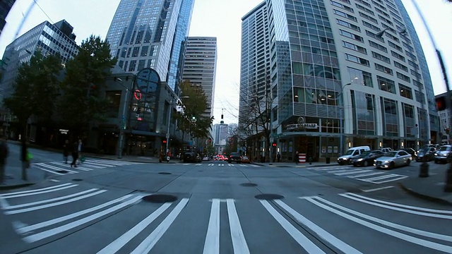 在西雅图街道上开车时看到的景象。视频素材