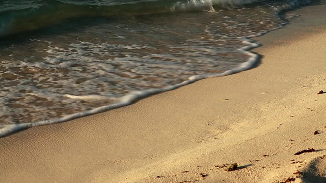 海浪涌向海滩的镜头视频素材