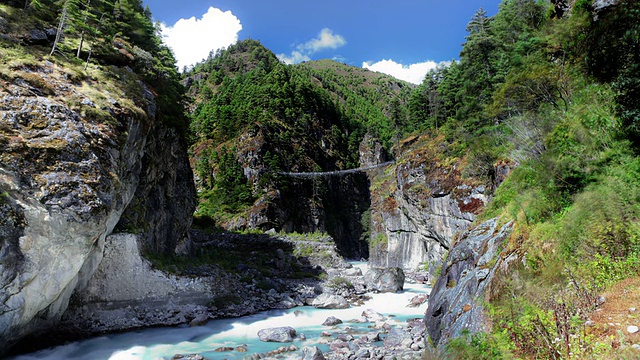 在喜马拉雅山谷的河流峡谷的延时拍摄。视频素材