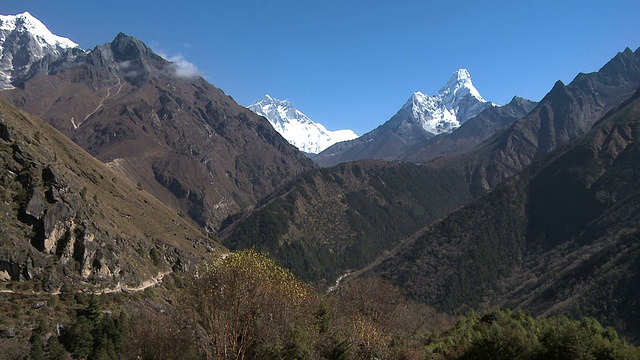 Ama Dablam和Lhotse Himalayan peaks在尼泊尔报道。视频素材