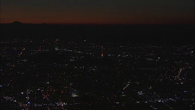 大邱市和大邱塔夜间鸟瞰图视频素材