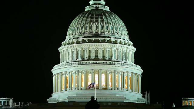 美国国会大厦夜间的静态镜头。视频素材