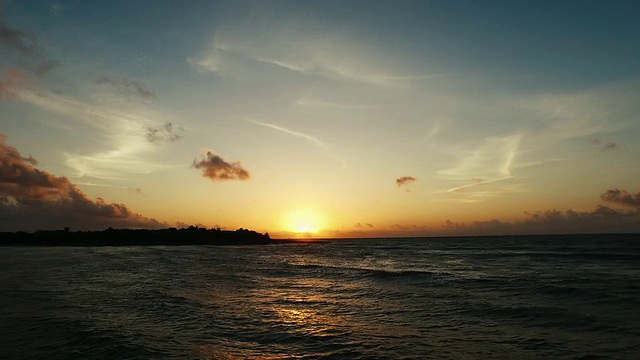 热带海域上空日出的航拍照片视频素材