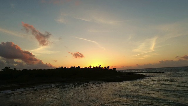 热带海域上空日出的航拍照片视频素材