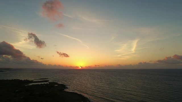 热带海域上空日出的航拍照片视频素材