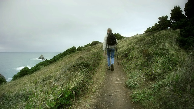 年轻人在太平洋徒步旅行视频素材