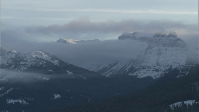 雾蒙蒙的雪山，黄石，美国视频素材