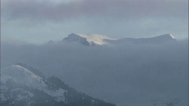 雾蒙蒙的雪山，黄石，美国视频素材